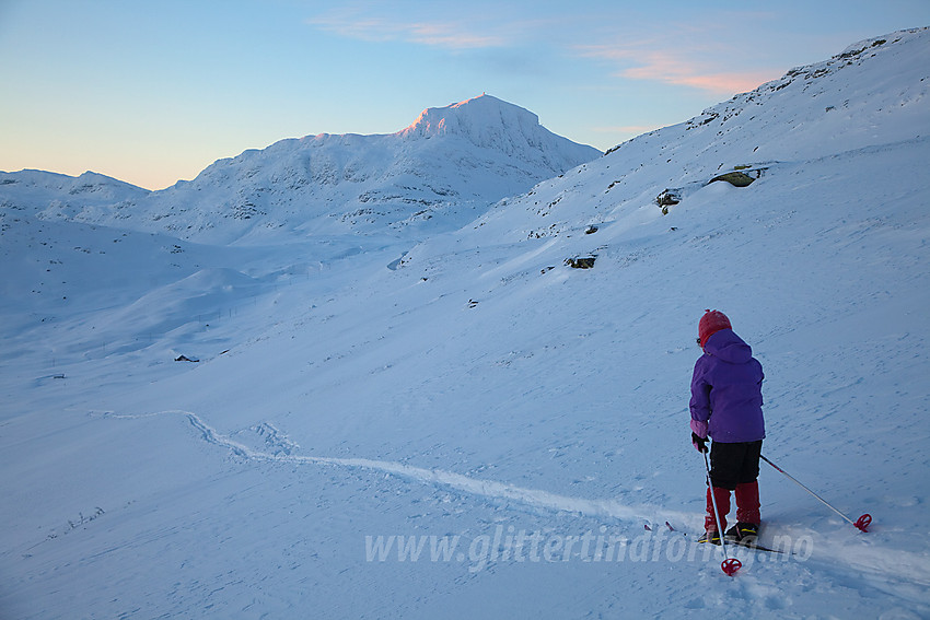 På vei ned fra Heklefjell med Bitihorn i bakgrunnen.