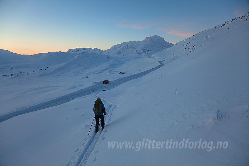 På vei ned fra Heklefjell med Bitihorn i bakgrunnen.