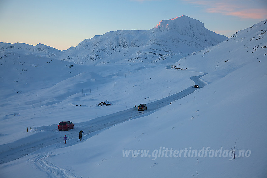 På vei ned fra Heklefjell med Bitihorn i bakgrunnen.