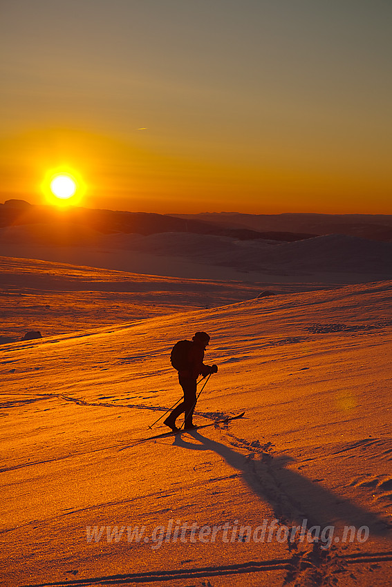 På vei opp "brennende" snøbakke på tur mot Raslet fra Valdresflye.