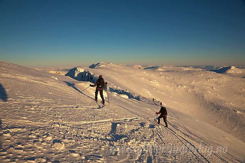 På vei tilbake fra Austre Kalvehøgde. Midt i mot ses sekundærtoppen Sørvest for Mugna med Mugna (2159 moh) rett bakenfor.