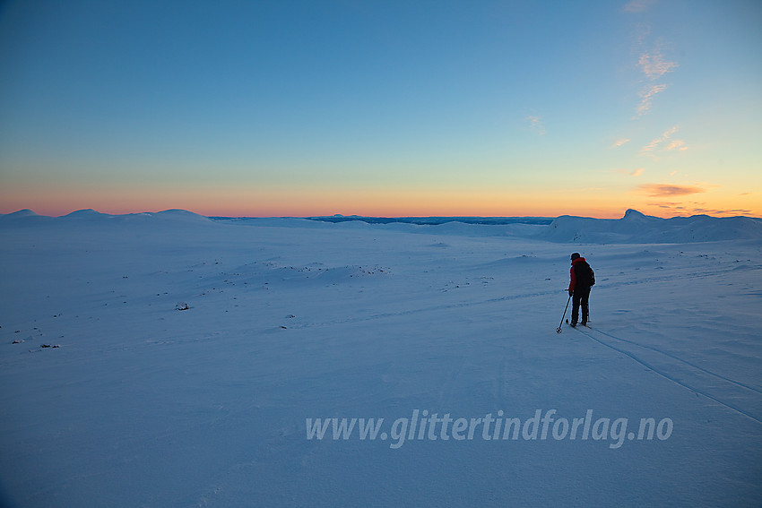 På vei ned mot Valdresflye i blåtimen etter fin dag på Kalvehøgde i desember.