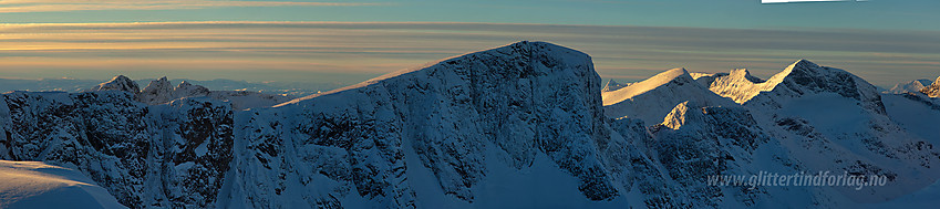 Panorama fra Sørvest for Mugna mot Kalvehøgde og videre inn i Gjendealpene, med bl.a. Kvitskardtinden og Mesmogtinden.