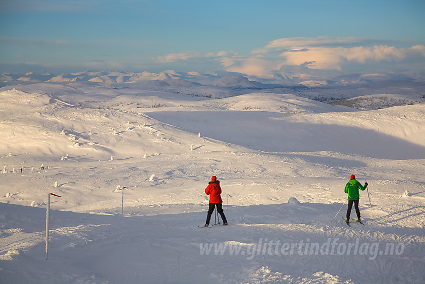 På vei ned fra Bjørgovarden med utsikt helt til Jotunheimen i det fjerne.