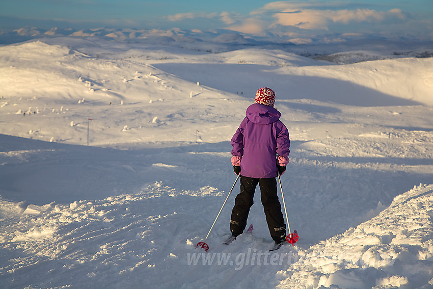 På vei ned fra Bjørgovarden med utsikt helt til Jotunheimen i det fjerne.