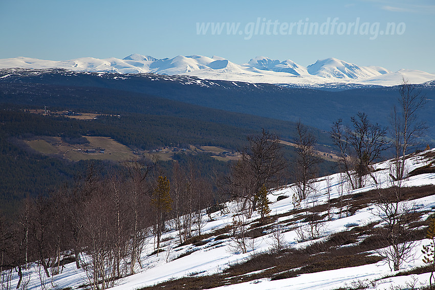 På vei opp til Ørnkampen med Rondane i det fjerne.