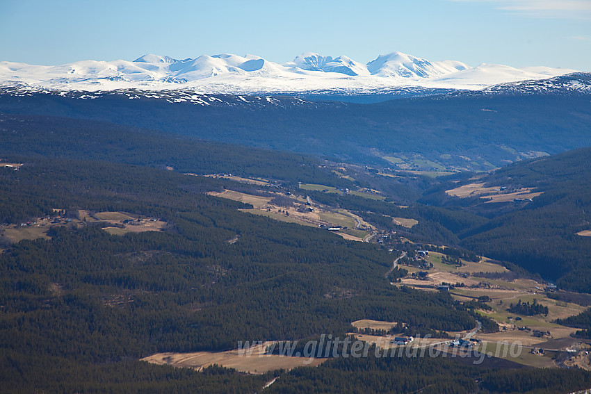 Utsikt fra Ørnkampen nedover mot Heidal og Rondane.