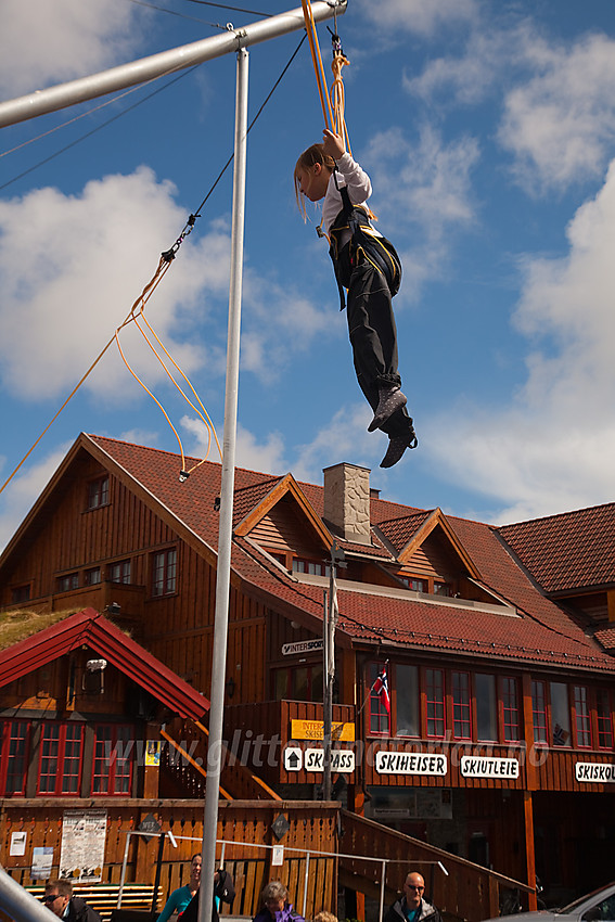 Trampolinehopping på Beitostølen under et Barnas Turlagsarrangement.