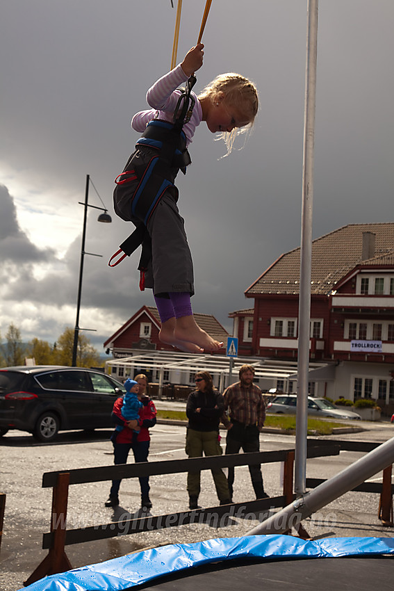 Trampolinehopping på Beitostølen under et Barnas Turlagsarrangement.