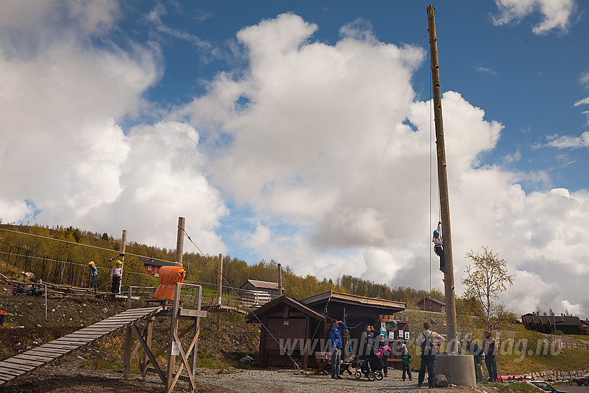 Klatring på tømmersøyle på Beitostølen under Barnas Turlagsarrangement.