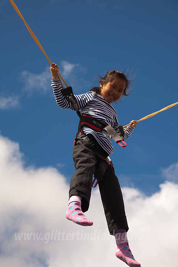 Trampolinehopping på Beitostølen under et Barnas Turlagsarrangement.