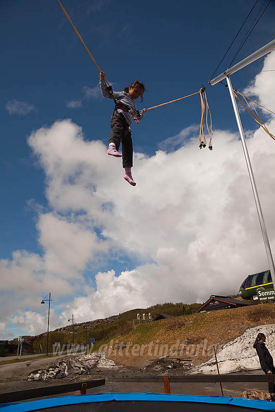 Trampolinehopping på Beitostølen under et Barnas Turlagsarrangement.