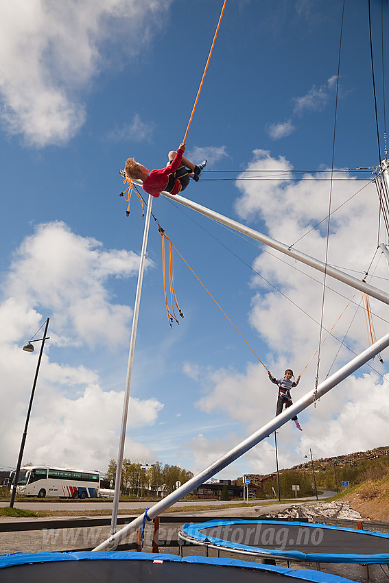 Trampolinehopping på Beitostølen under et Barnas Turlagsarrangement.