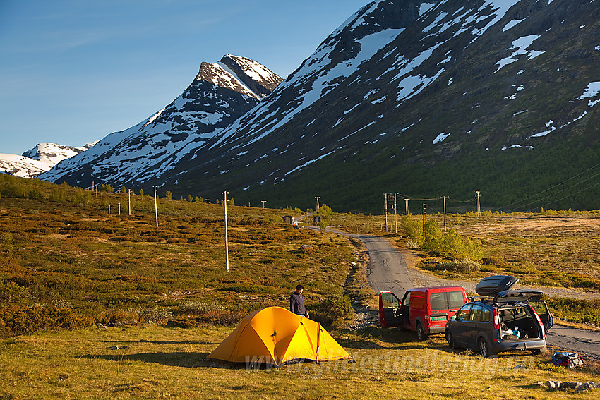 Teltleir i Leirdalen. Skagsnebb bakenfor.