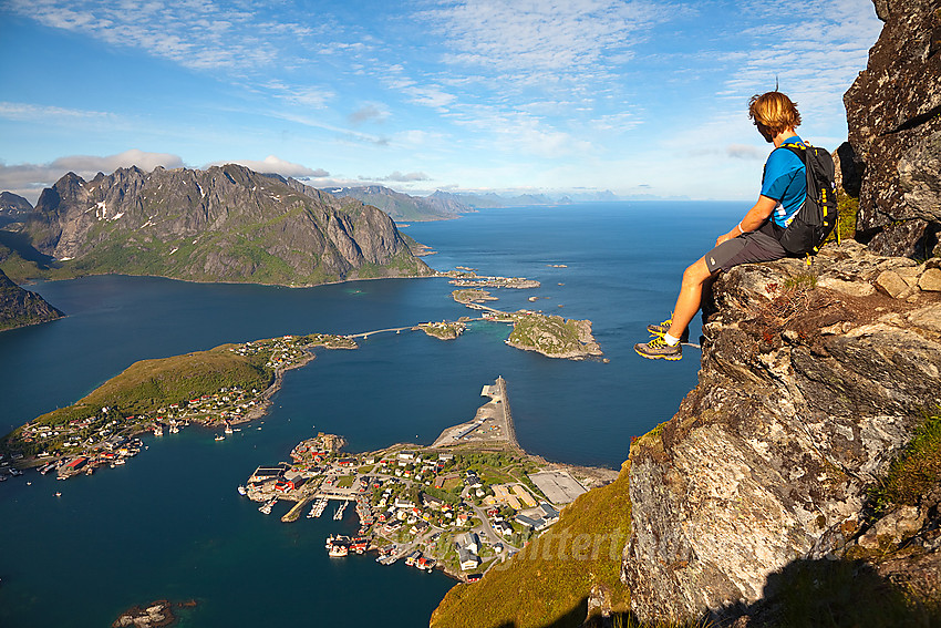 Utsikt fra Reinebringen mot Reine.