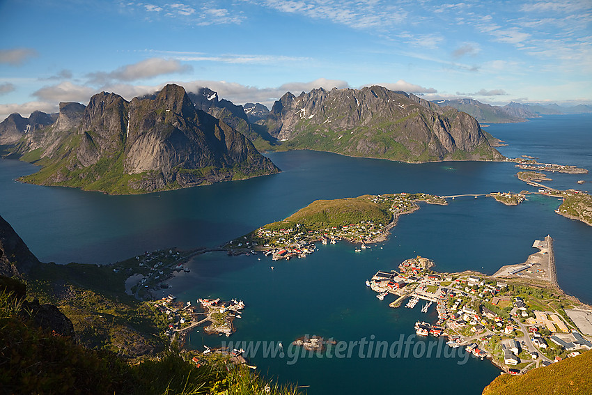 Utsikt fra Reinebringen mot Reine.