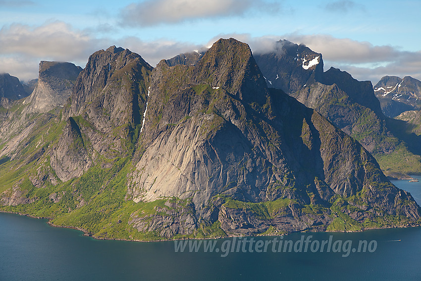 Flott utsikt fra Reinebringen mot Rostadtindan og Olstinden. Klokktinden ses bak til høyre.