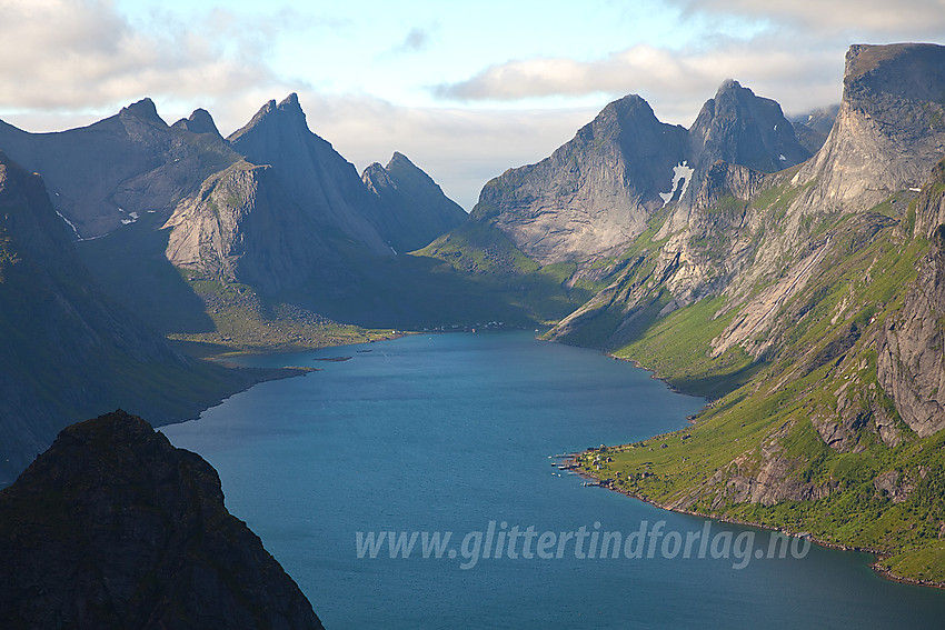 Fra Reinebringen innover Kjerkfjorden mot bl.a. Breiflogtinden, Marklitinden og Kråkhammartinden.