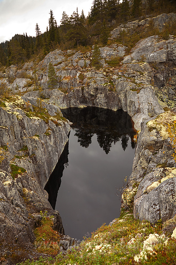 Ved jettgrytene nær kvitingen (Jøgerlaugitn).