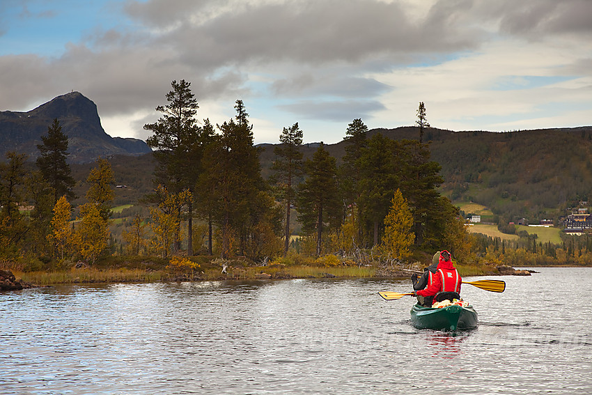 Padling på Øyangen i regi av Beito Huskytours. Bitihorn i bakgrunnen.