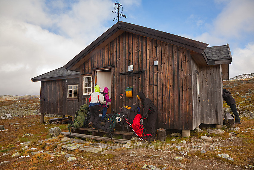 Endelig fremme ved Tomashelleren etter frisk tur i motvind.