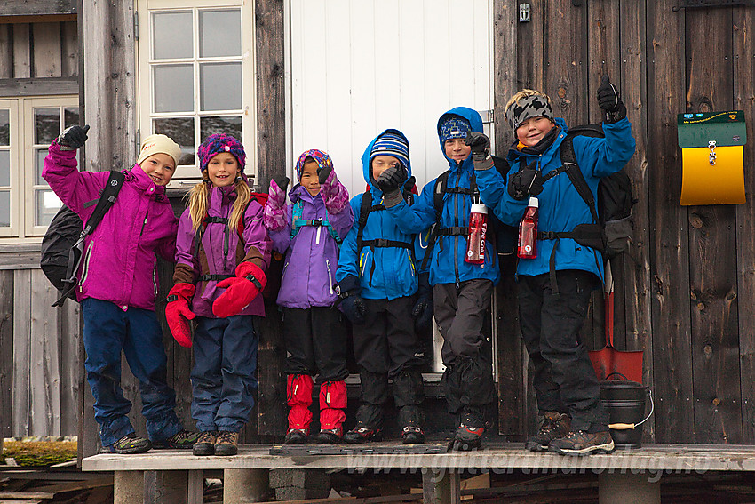 Fotoshoot på trappa før avmarsj fra Tomashelleren.