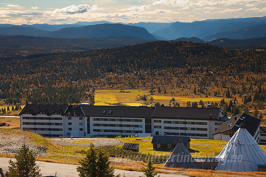 Mot Storefjell Høyfjellshotell med Veikulnatten i det fjerne.