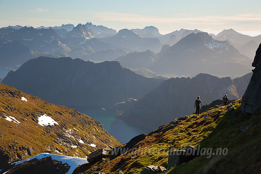 På reture fra Stjerntinden med blåne bak blåne vestover i Lofoten. I det fjerne ruver Hermannsdalstinden.