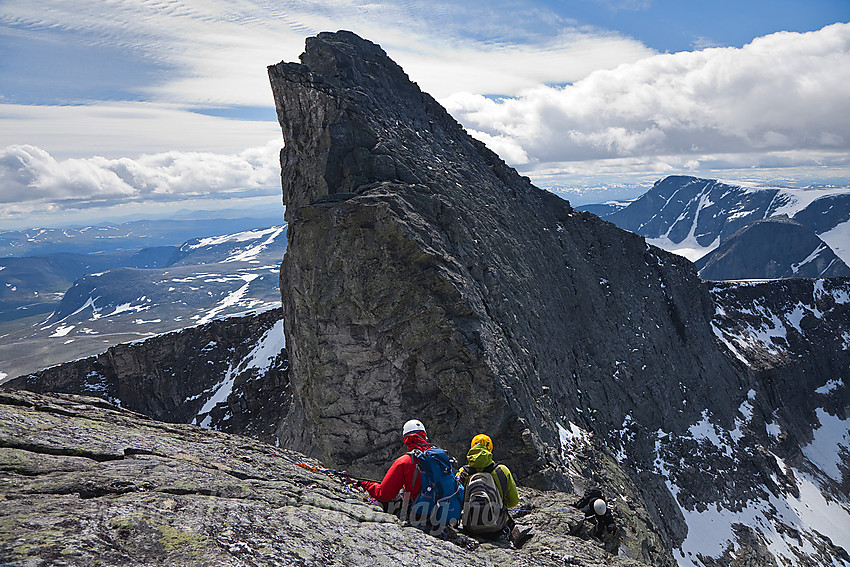 Standplass på klatring mot Hettpiggen fra vest. Snøhettas Vesttopp i bakgrunnen.