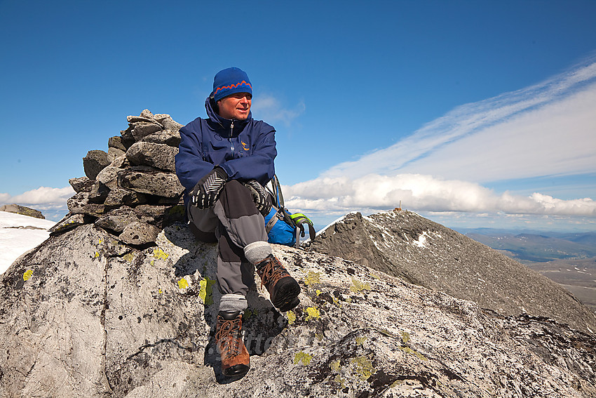 På Snøhetta Midttoppen. Stortoppen i bakgrunnen.