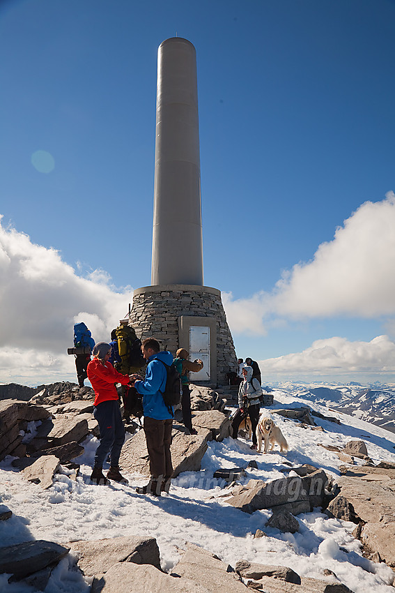 Folk og mast på toppen av Snøhetta.