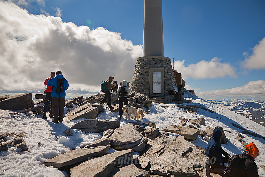 Folk og mast på toppen av Snøhetta.