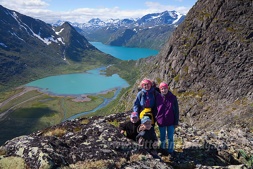 Flott utsikt fra Knutshøryggen. Her mot Øvre Leirungen og Gjende.