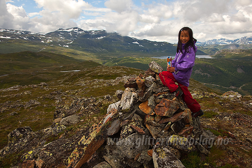 På toppen av Raudhorn. Mugnetinden i bakgrunnen.