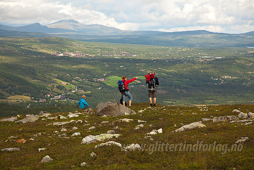 På retur fra Raudhorn med utsikt mot Beitostølen.