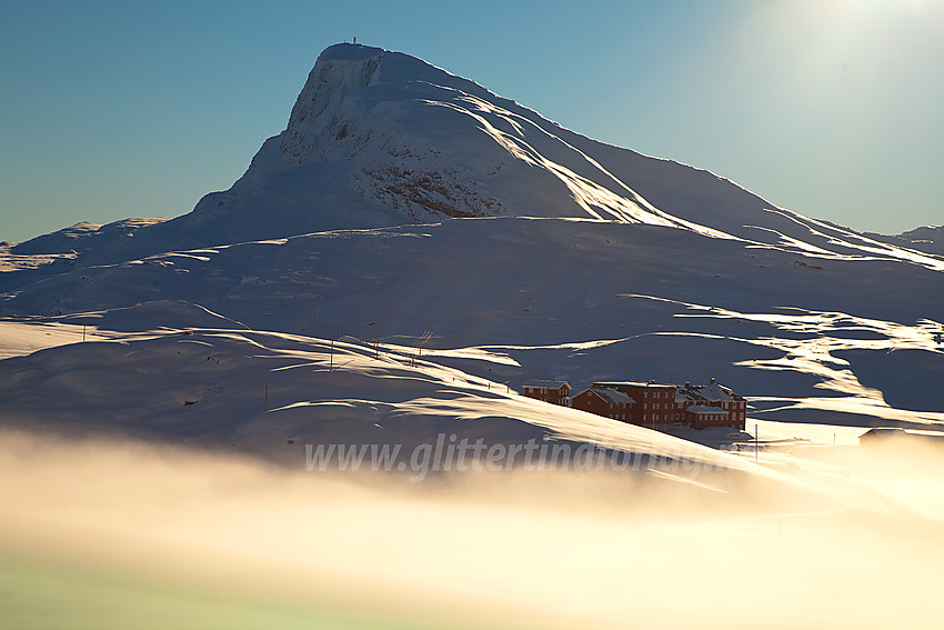 Stemningsfullt mot Bygdin Fjellhotell og Bitihorn.