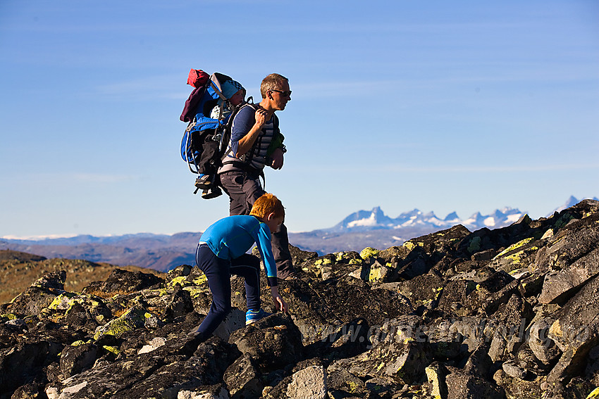 På tur over Bergsfjellet i Vang med litt av Hurrungane i bakgrunnen.