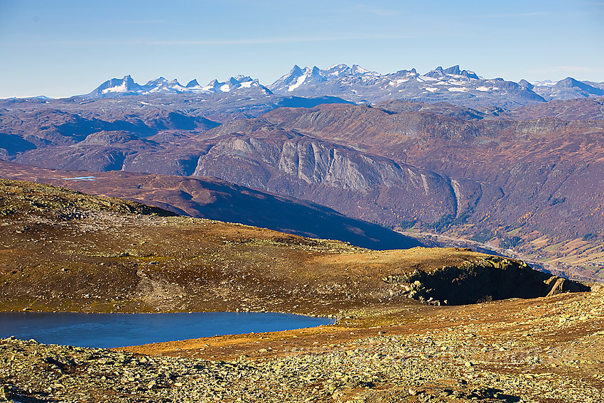 Fra Bergsfjellet mot Jotunheimen en krystallklar høstdag.