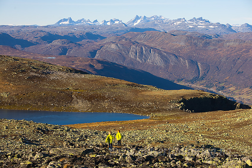 To små fjellvandrere på vei ned fra Bergsfjellet.