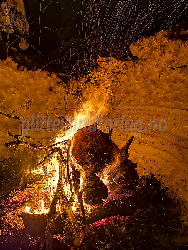 Livlig bål på Vikerfjellet