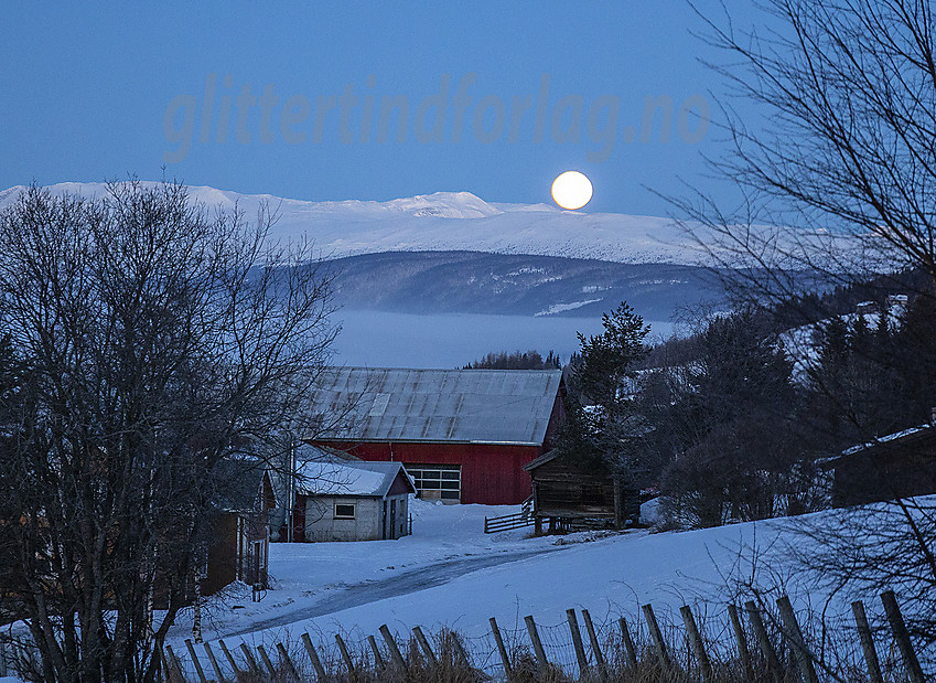 Morgenstemning mot Slettefjellet og Mugnetinden med fullmåne.