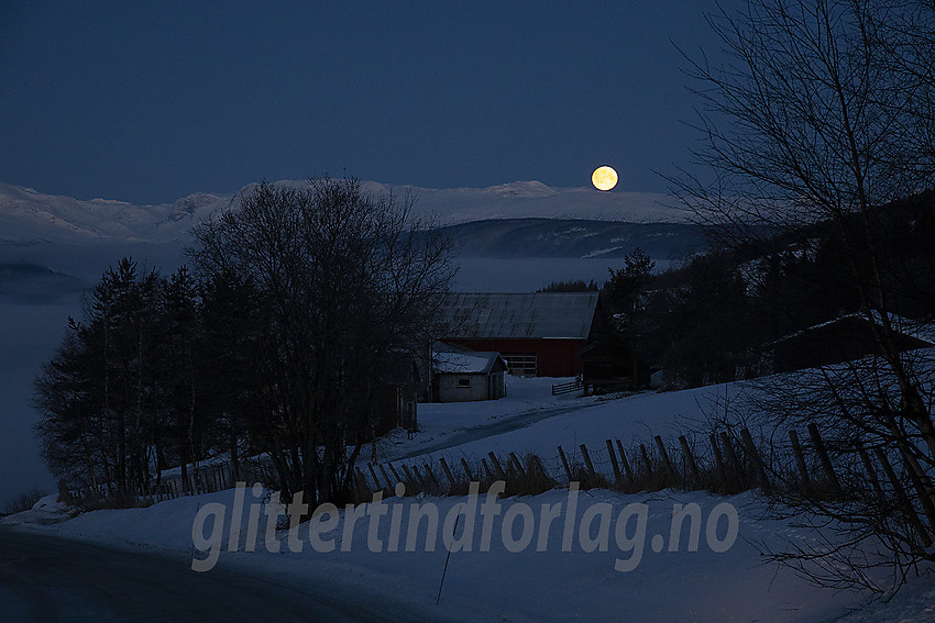 Morgenstemning mot Slettfjellet med fullmåne.