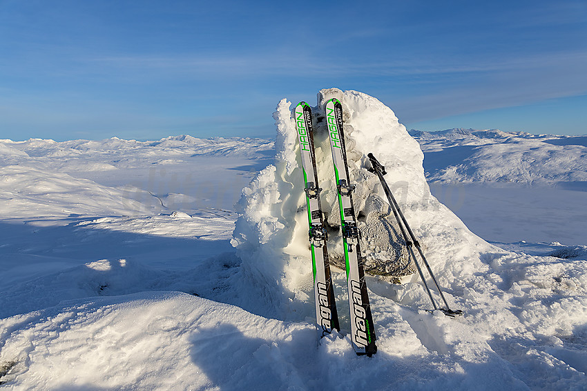 Ved toppvarden på Galden med utsikt nordover mot Tyin og inn i Jotunheimen.