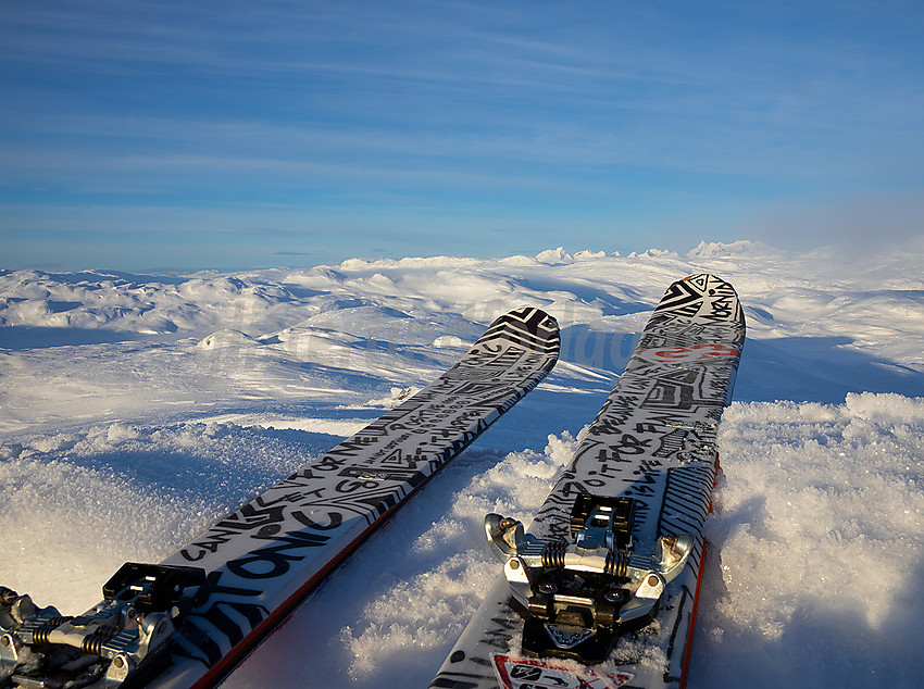 Ski på toppen av Galden med Hurrungane i det fjerne.