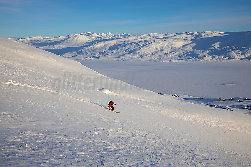 Skikjøring ned mot Tyinstølen.