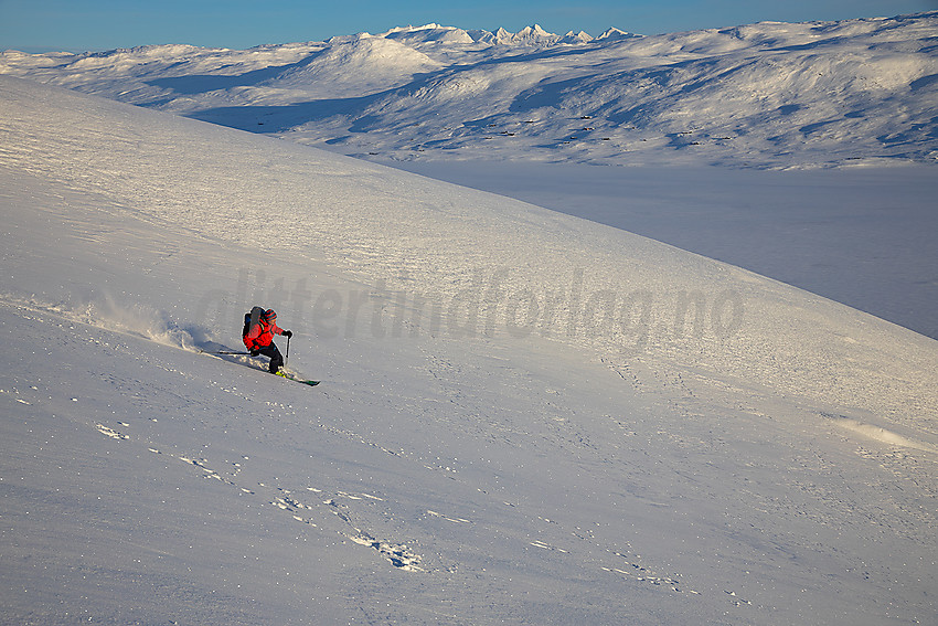 Skikjøring ned mot Tyinstølen.