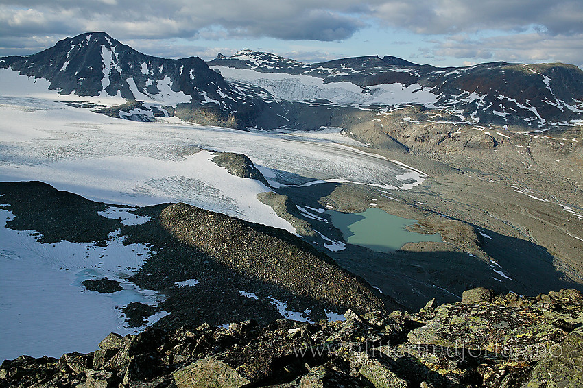 Utsikti nordlig retning fra Memurutinden V6 mot Austre Memurubrean, Austre Memurutinden og øvre del av Memurudalen som er sterkt preget av morenemateriale.