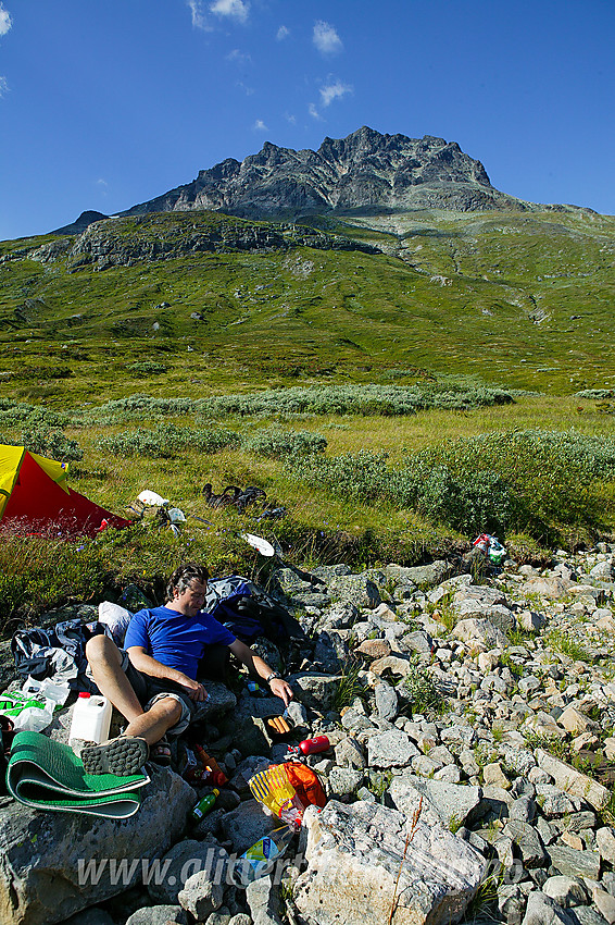 Pølsegrilling på stormkjøkken ved Bygdins bredd med Torfinnstindane (2120 moh) i bakgrunnen.