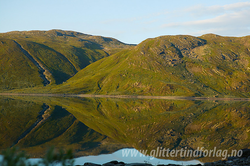 Morgenstemning ved Bygdin sett fra nordsiden nær Nybue over mot sørsiden.