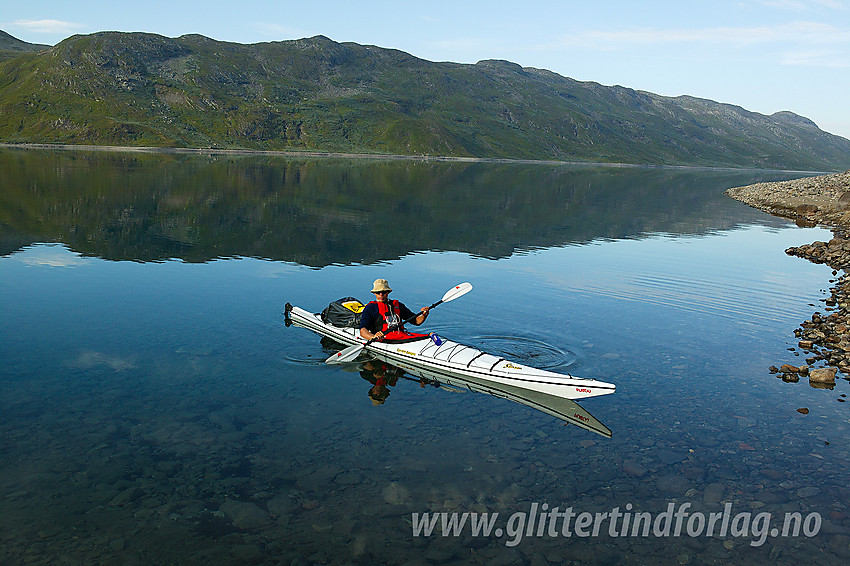 Padling på Bygdin like ved Nybue ved foten av Torfinnstindane. I bakgrunnen Skjeldrane på sørsiden av Bygdin.